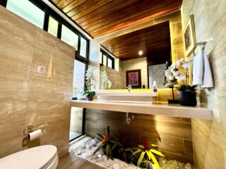 Casa exclusiva en alquiler en zona 10 – Ideal para embajada, family office u oficina privada de alto nivel — Casa en Alquiler en Zona 10, Guatemala, Ciudad — miniatura 11 de 16