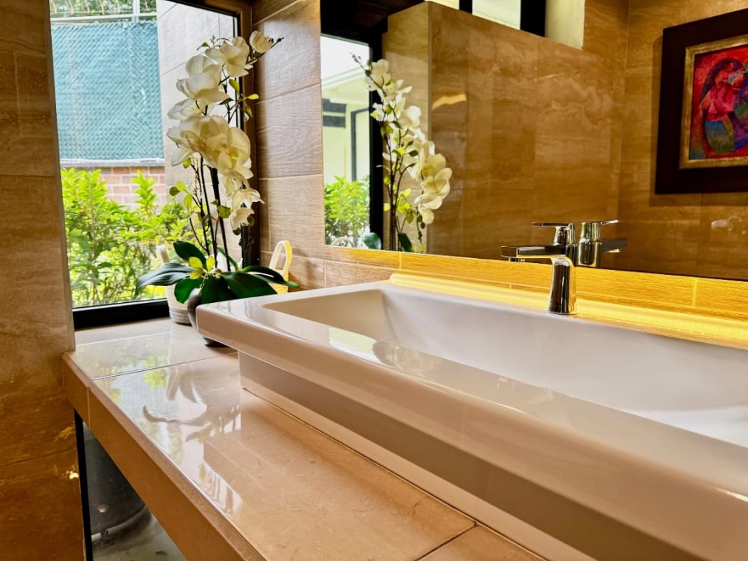 Casa exclusiva en alquiler en zona 10 – Ideal para embajada, family office u oficina privada de alto nivel — Casa en Alquiler en Zona 10, Guatemala, Ciudad — foto 10 de 16