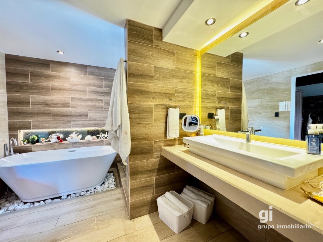 Casa exclusiva en alquiler en zona 10 – Ideal para embajada, family office u oficina privada de alto nivel - 2