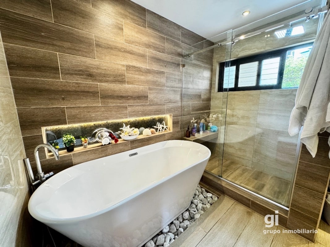 Casa exclusiva en alquiler en zona 10 – Ideal para embajada, family office u oficina privada de alto nivel - 1