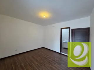 ESCTRENA CASA EN VENTA EN LAS 3 CEIBAS DE SAN CRISTOBAL ZONA 8 MIXCO — Casa en Venta en Zona 8 Mixco, Guatemala, Ciudad — miniatura 4 de 15