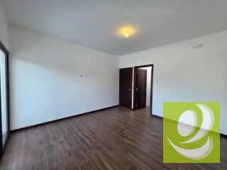 ESCTRENA CASA EN VENTA EN LAS 3 CEIBAS DE SAN CRISTOBAL ZONA 8 MIXCO — Casa en Venta en Zona 8 Mixco, Guatemala, Ciudad — miniatura 3 de 15