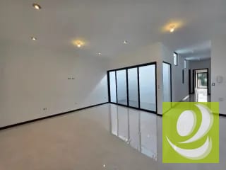 ESCTRENA CASA EN VENTA EN LAS 3 CEIBAS DE SAN CRISTOBAL ZONA 8 MIXCO — Casa en Venta en Zona 8 Mixco, Guatemala, Ciudad — miniatura 2 de 15
