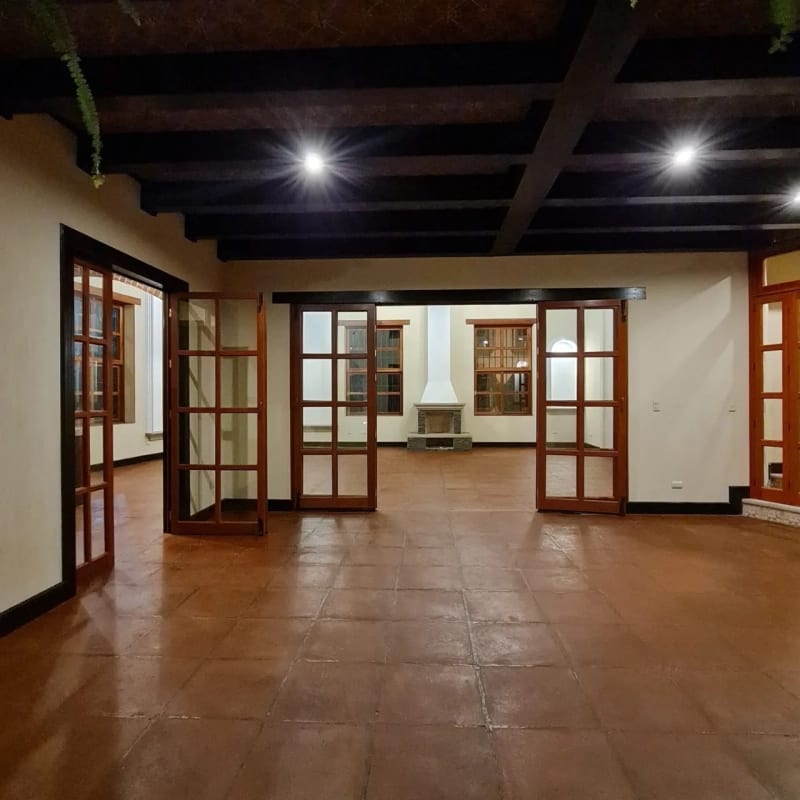 Bella Vista Jocotenango: Lujosa Casa de Esquina sobre Boulevard Principal — Casa en Venta en Antigua, Sacatepéquez — foto 11 de 17