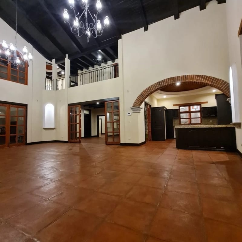 Bella Vista Jocotenango: Lujosa Casa de Esquina sobre Boulevard Principal — Casa en Venta en Antigua, Sacatepéquez — foto 8 de 17