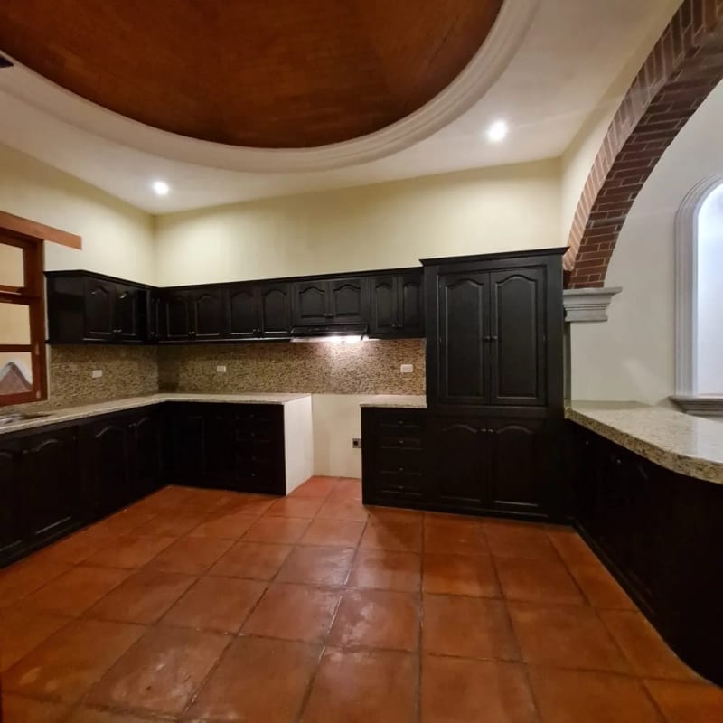 Bella Vista Jocotenango: Lujosa Casa de Esquina sobre Boulevard Principal — Casa en Venta en Antigua, Sacatepéquez — foto 6 de 17