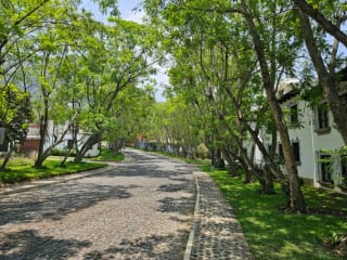 Bella Vista Jocotenango: Lujosa Casa de Esquina sobre Boulevard Principal — Casa en Venta en Antigua, Sacatepéquez — miniatura 2 de 17