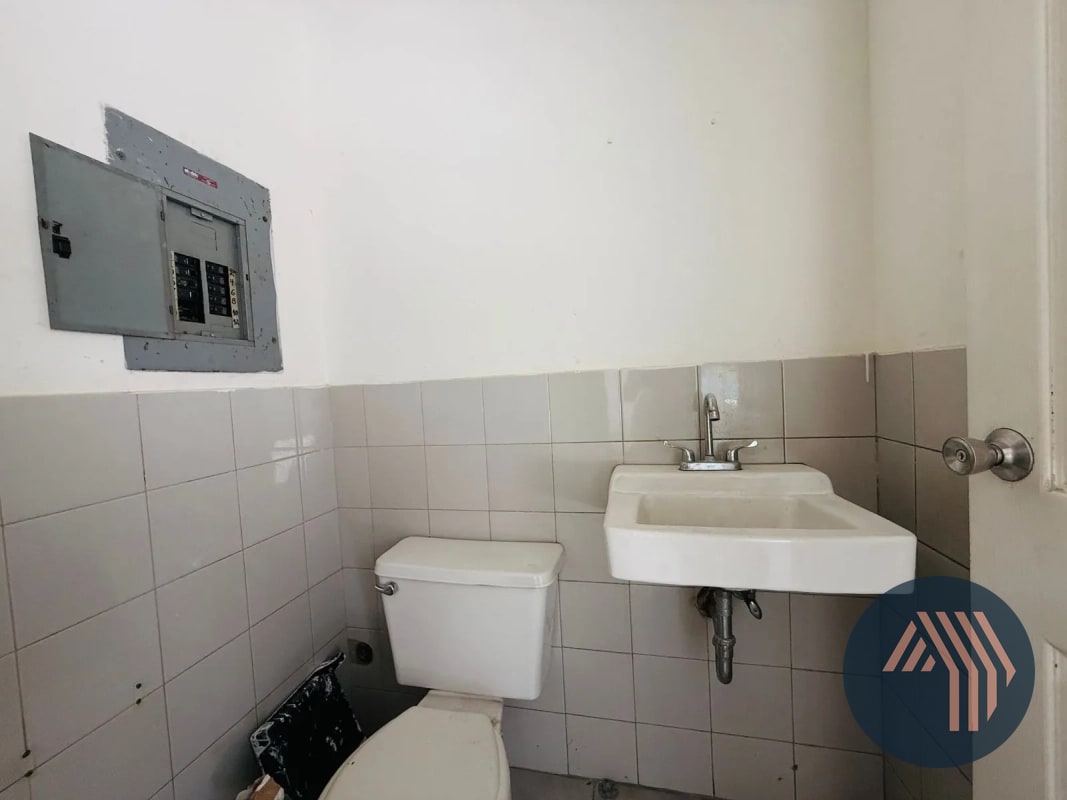 ALQUILER DE LOCAL COMERCIAL 111MT2 - MURANO CENTER, ZONA 10 - 1
