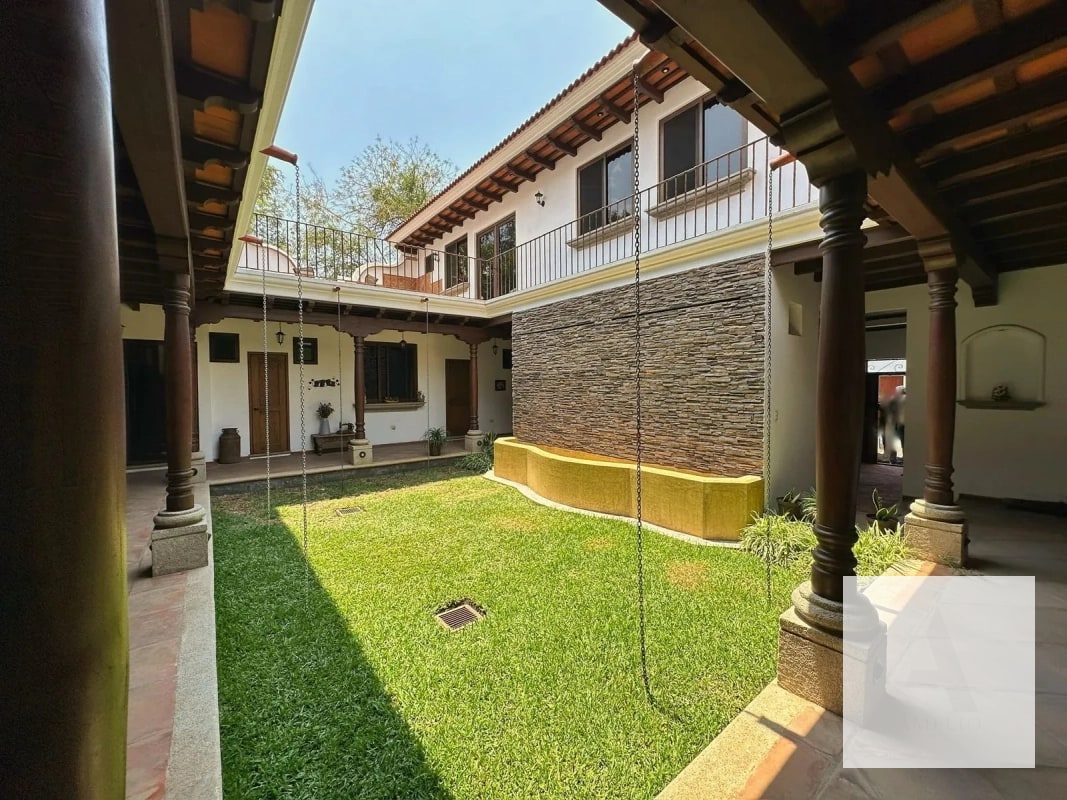 Residencia con potencial para Airbnb en Antigua Guatemala - 1