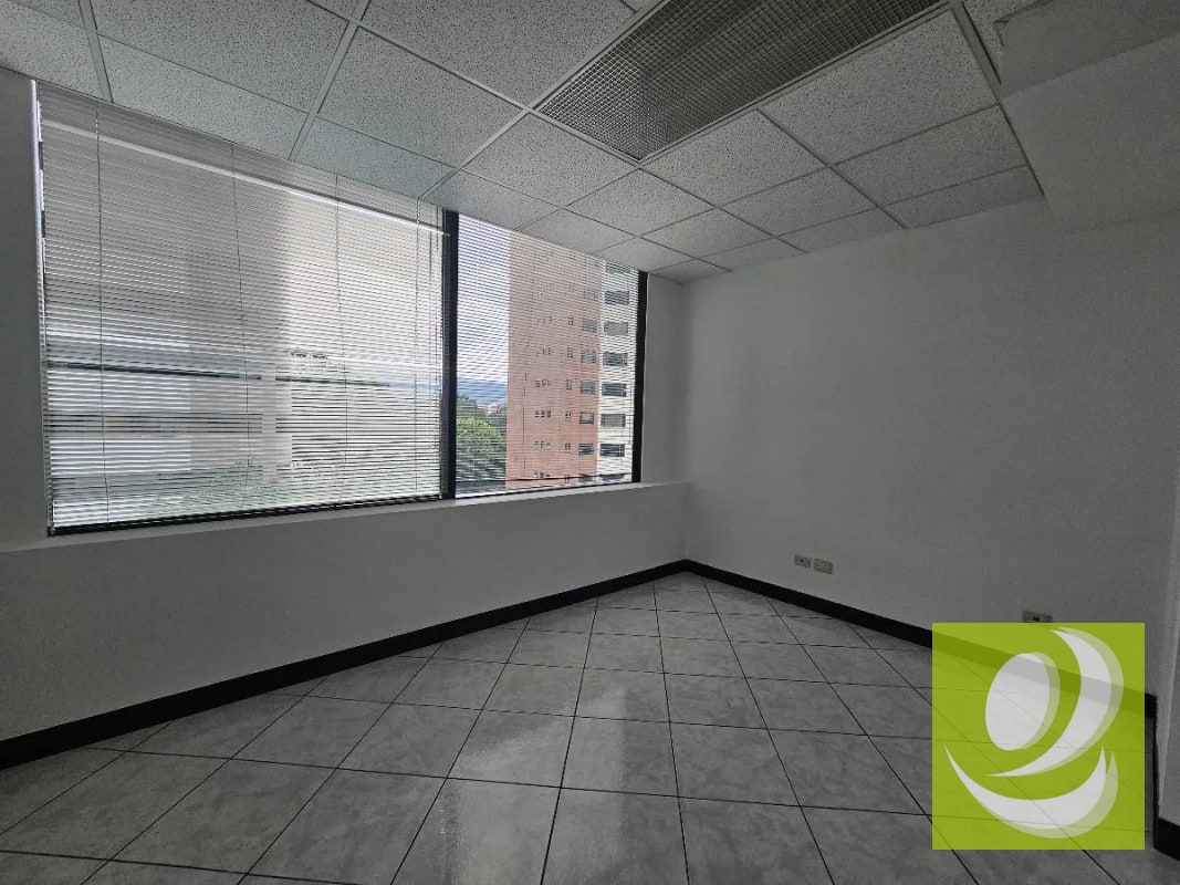 En renta Oficina en Zona 14 Edificio Europlaza - 4