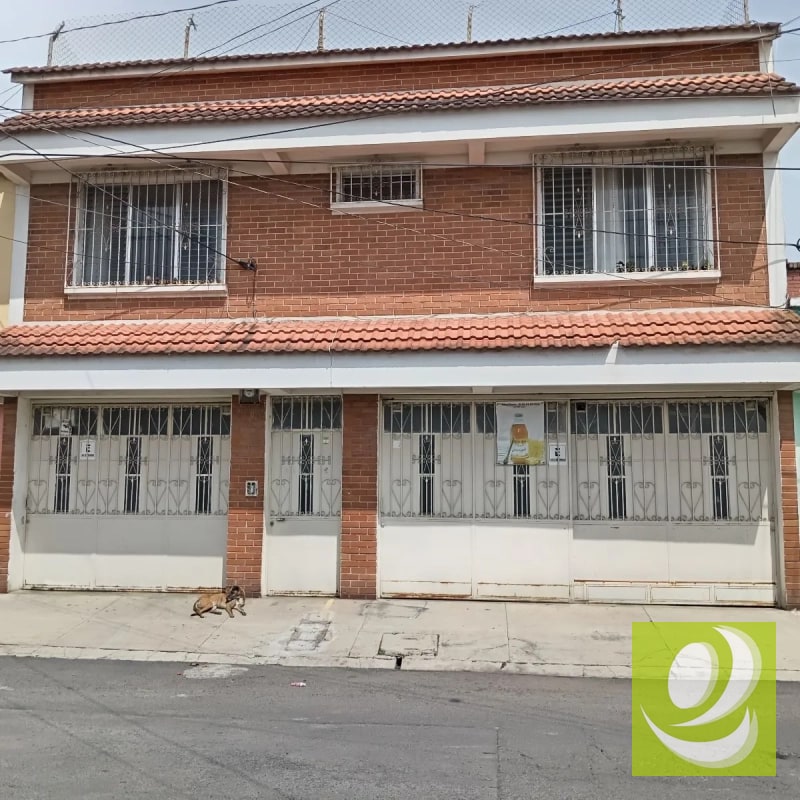 Vendo casa de 3 niveles en excelente ubicación, zona 5 - 4