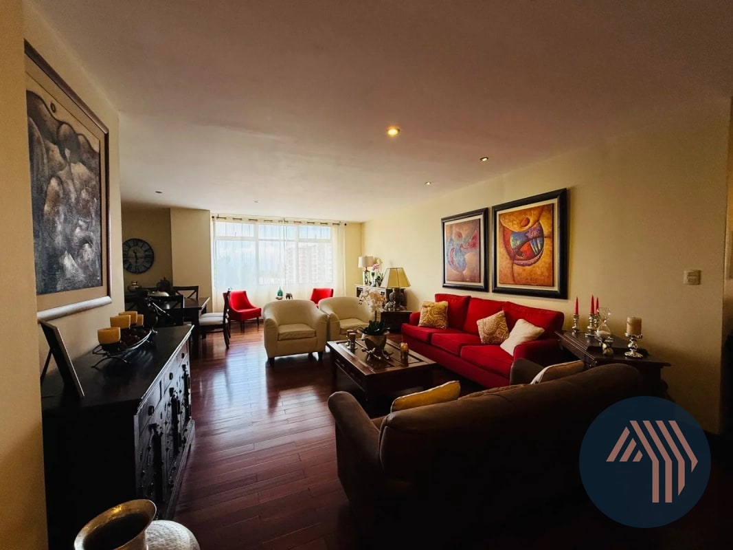 VENTA DE CÉNTRICO Y AMPLIO APARTAMENTO - BENEVENTO, ZONA 14 - 17