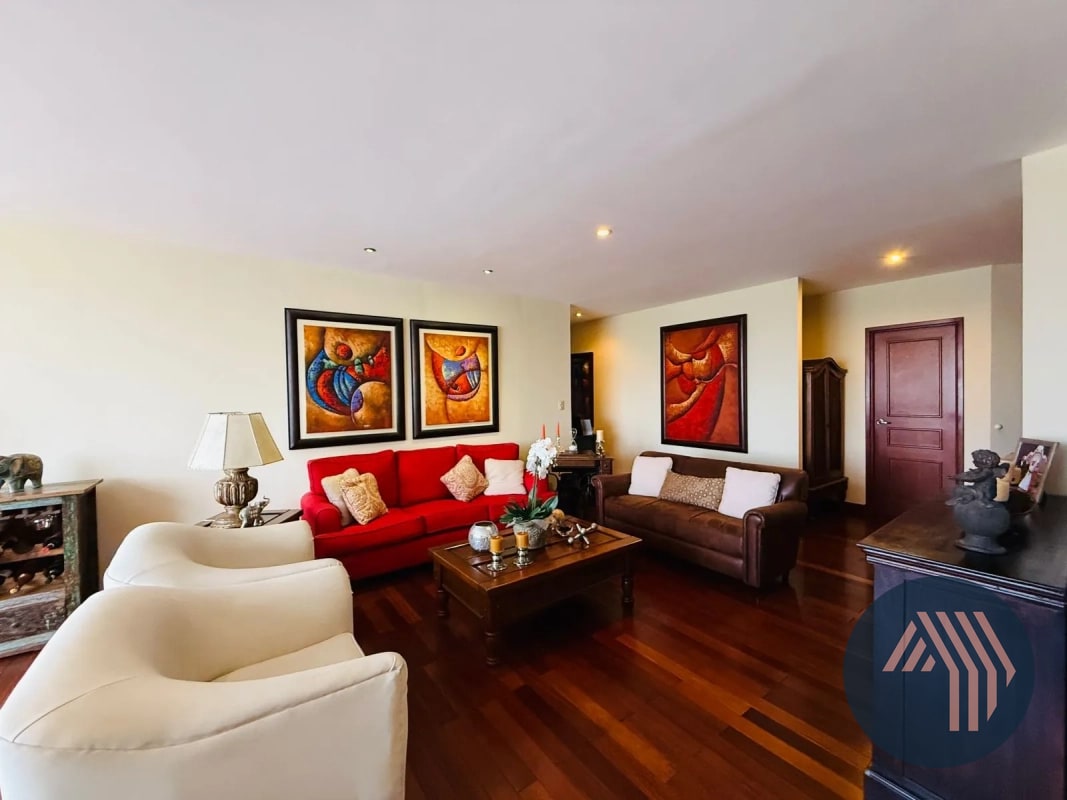 VENTA DE CÉNTRICO Y AMPLIO APARTAMENTO - BENEVENTO, ZONA 14 - 12