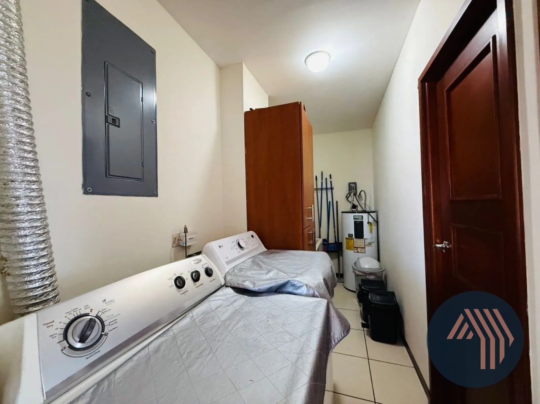 VENTA DE CÉNTRICO Y AMPLIO APARTAMENTO - BENEVENTO, ZONA 14 - 11