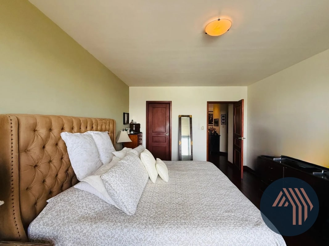 VENTA DE CÉNTRICO Y AMPLIO APARTAMENTO - BENEVENTO, ZONA 14 - 7