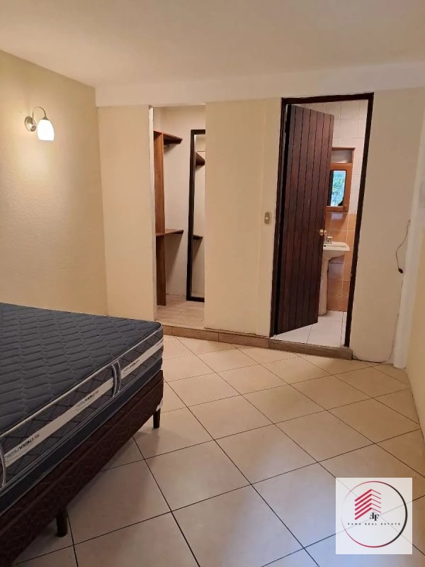 RENTA DE céntrico apartamento de una habitación en zona 10 a una cuadra de Oakland Mall diagonal 6 — Apartamento en Alquiler en Zona 10, Guatemala, Ciudad — foto 10 de 17