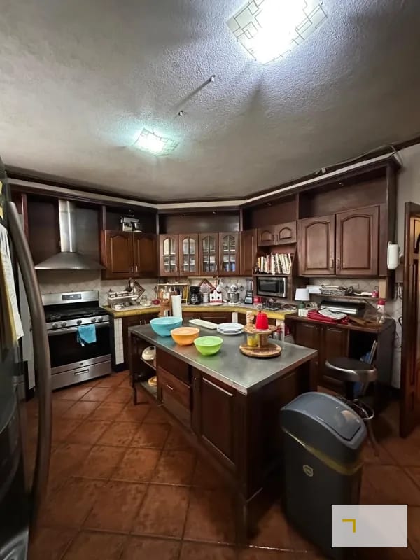 Casa en venta en zona 10 fuera de garita dentro de área residencial de 5 habitaciones — Casa en Venta en Zona 10, Guatemala, Ciudad — foto 2 de 16