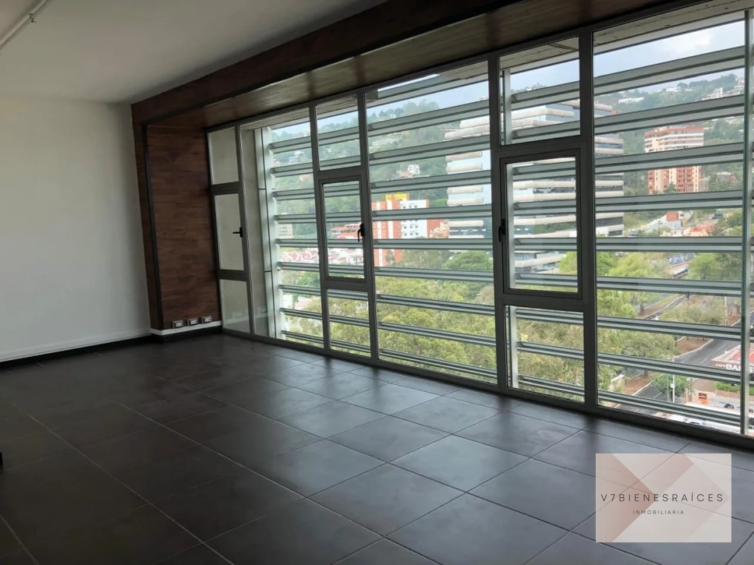 OFICINA EN VENTA ZONA 15 - 8