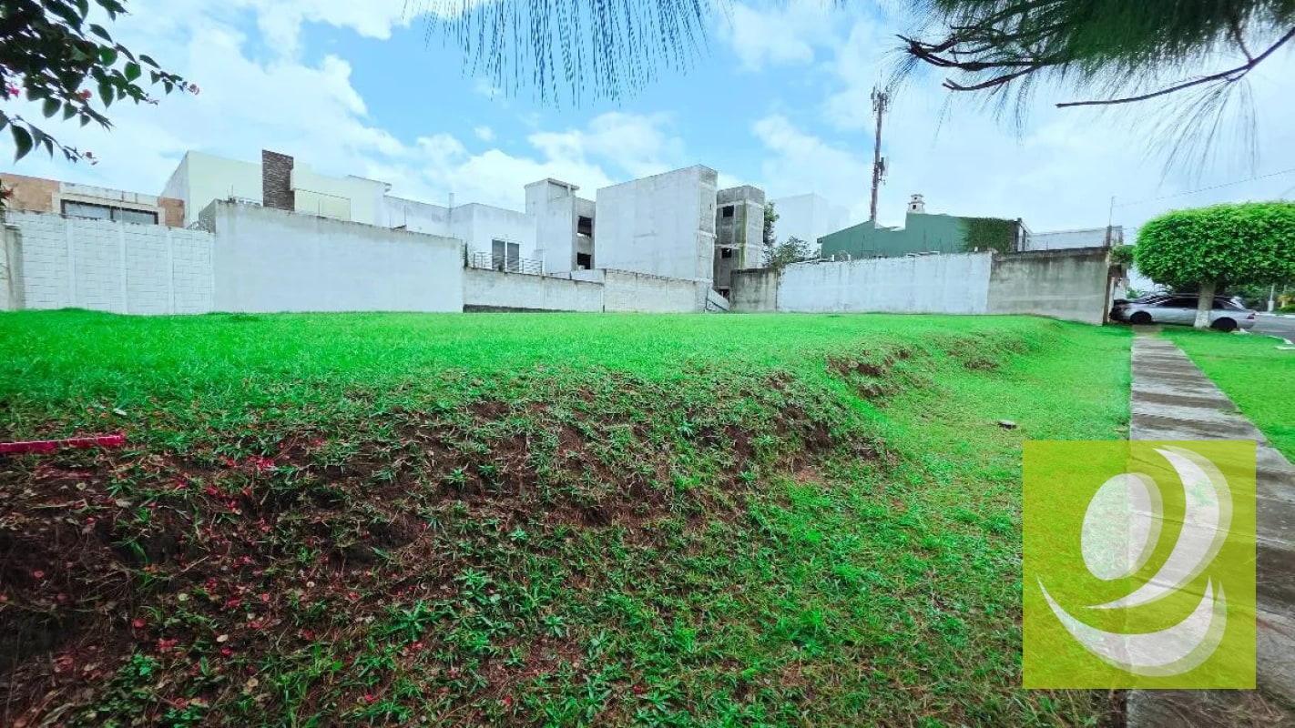 Vendo terreno grande en zona 16 Hacienda Real - 1