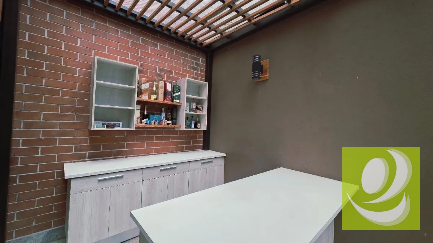 VENDO APARTAMENTO EN 1ER NIVEL ZONA 10 - 4