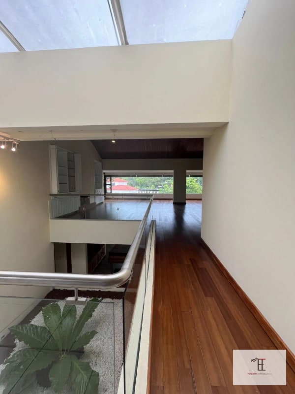 Venta Casa amplia en La Montaña zona 16 - 9