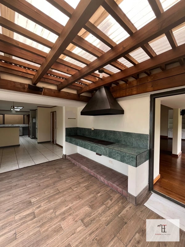 Venta Casa amplia en La Montaña zona 16 - 6
