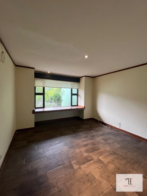 Venta Casa amplia en La Montaña zona 16 - 1