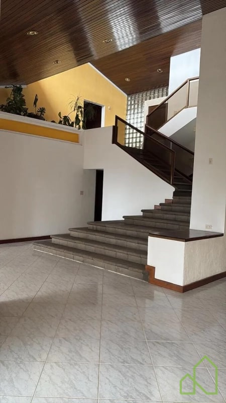 Amplia Residencia en Venta/Alquiler en Montebello 2 - 1
