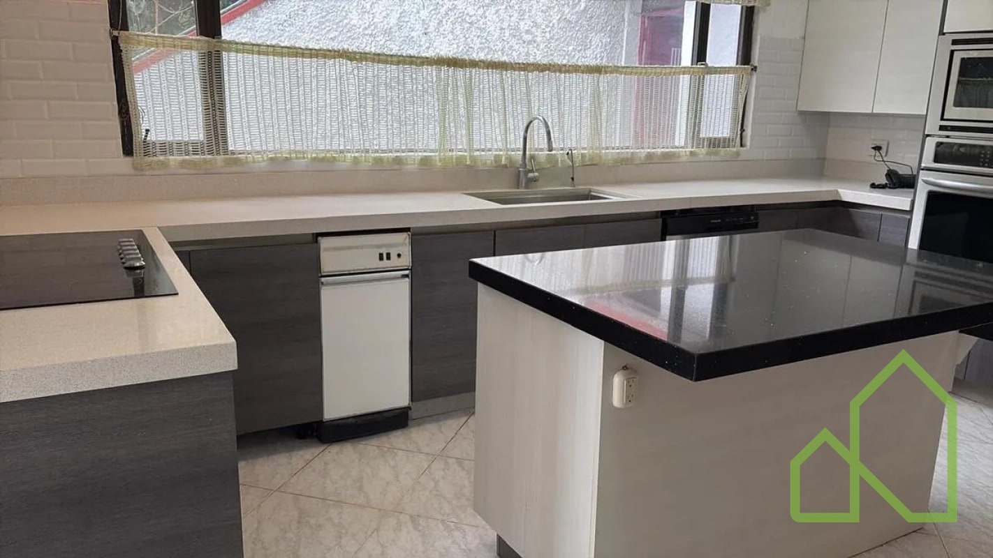 Amplia Residencia en Venta/Alquiler en Montebello 2 - 5