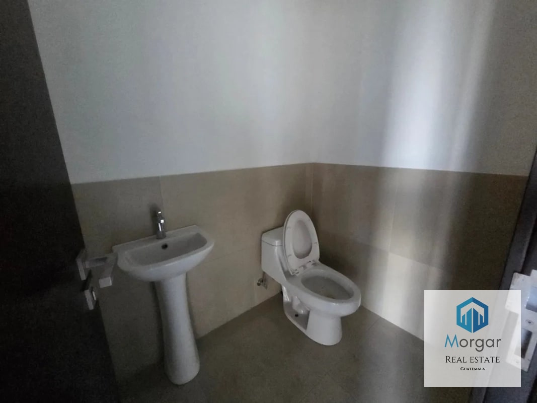 Oficina en Alquiler en Zona 10 de 146 Mts en $3,452 - 1