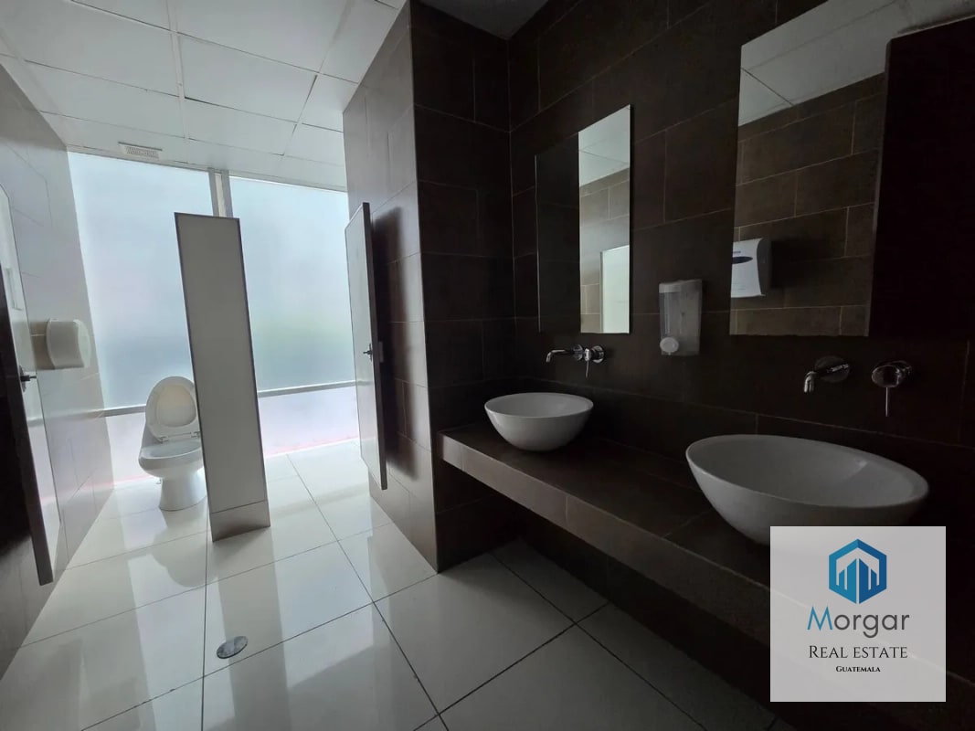 Oficina en Alquiler en Zona 10 de 2,082 Mts en $35,414.80 - 10