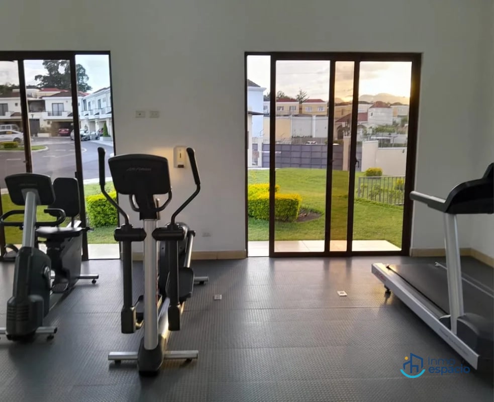 Casa en Venta- Zona 4 de Mixco, Vistas del Naranjo 1 - 2