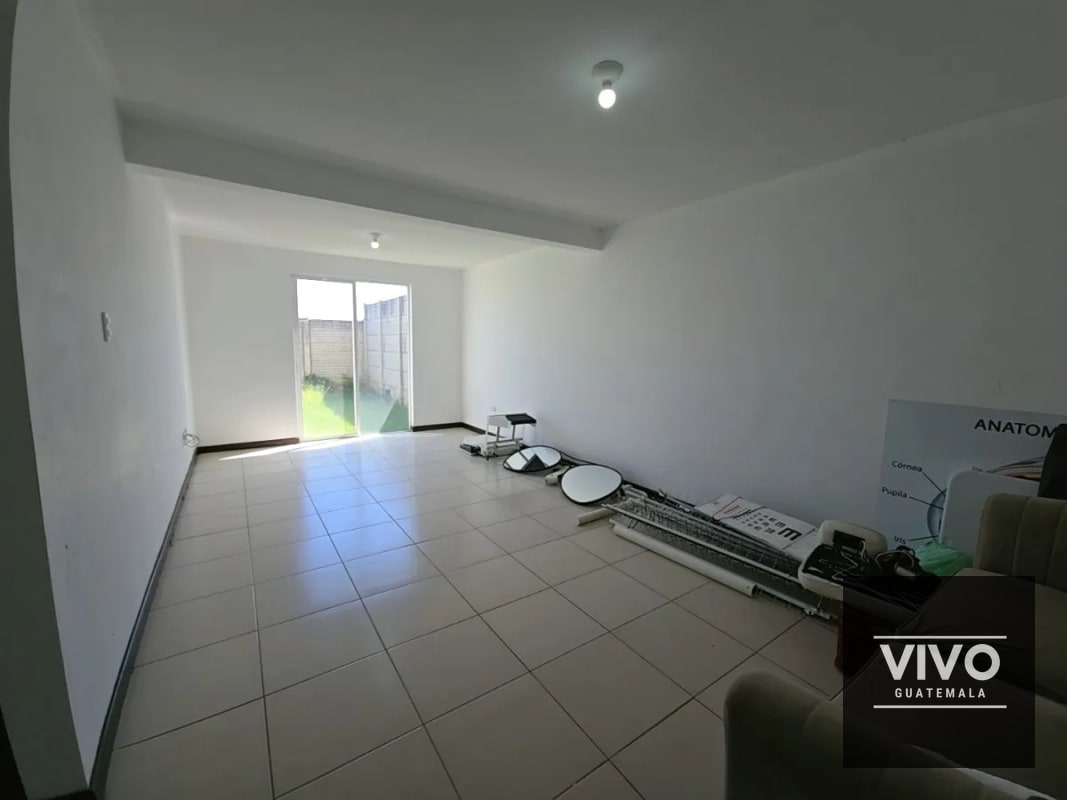 Venta de Casa con Jardín Amplio, Villas del Pinar San Cristóbal , Q1,775,000 — Casa en Venta en Pinares de San Cristobal, Zona 8 Mixco, Guatemala, Ciudad — foto 12 de 14