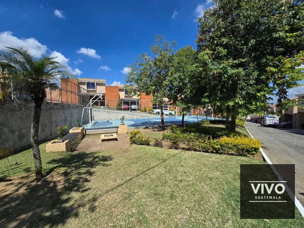 Venta de Casa con Jardín Amplio, Villas del Pinar San Cristóbal , Q1,775,000 — Casa en Venta en Pinares de San Cristobal, Zona 8 Mixco, Guatemala, Ciudad — foto 3 de 14