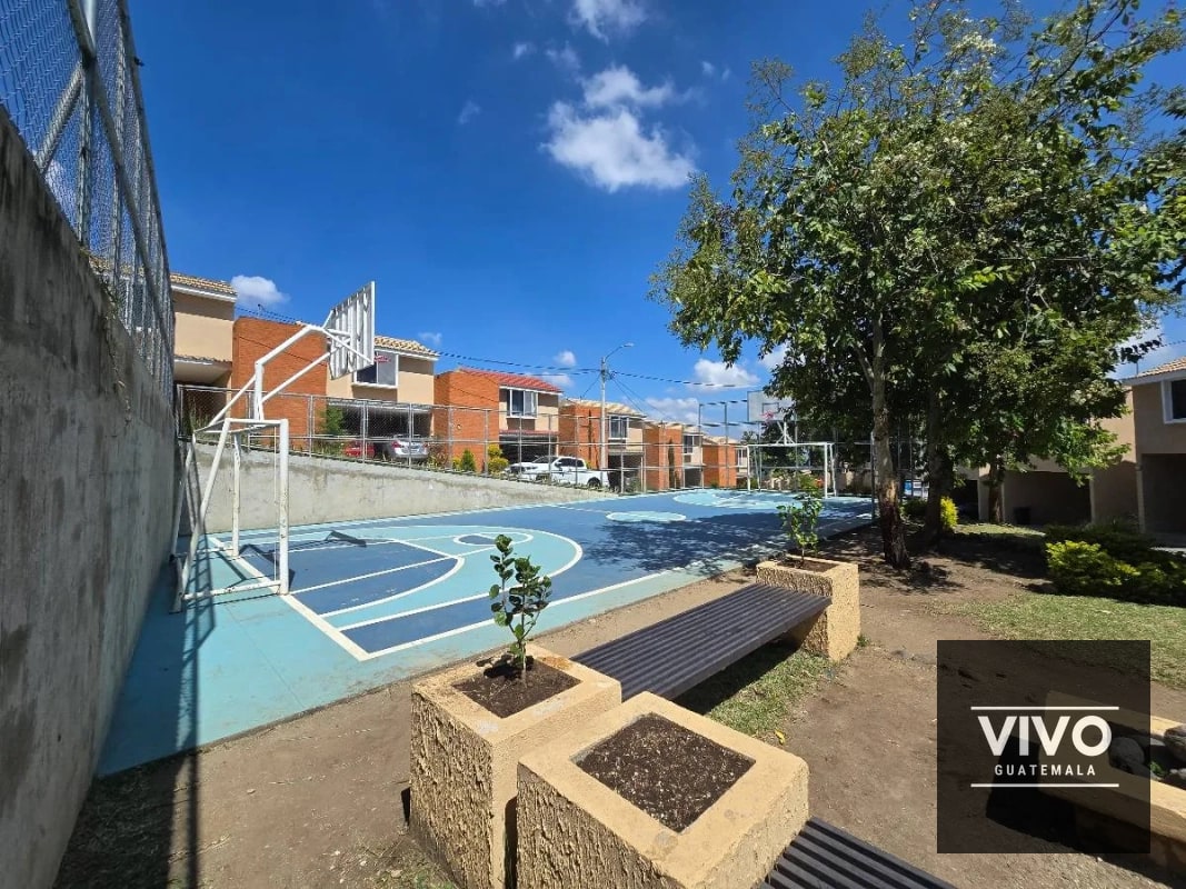 Venta de Casa con Jardín Amplio, Villas del Pinar San Cristóbal , Q1,775,000 — Casa en Venta en Pinares de San Cristobal, Zona 8 Mixco, Guatemala, Ciudad — foto 2 de 14