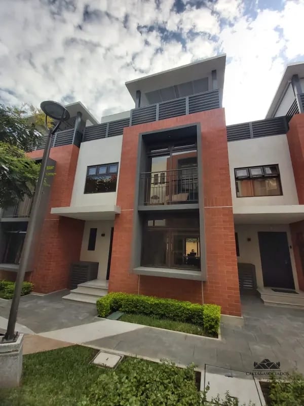 CASA EN VENTA EN ZONA 4 DE MIXCO — Casa en Venta en Zona 4 Mixco, Guatemala, Ciudad — foto 1 de 14