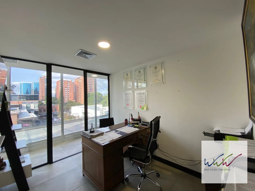 Oficina en Venta en Edificio Vasanta zona 10 - 8