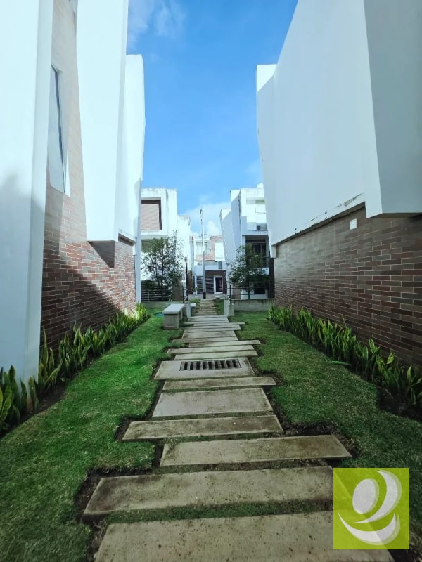 Casa de Esquina Venta Condominio Cantoria Zona 7 Mixco - 2