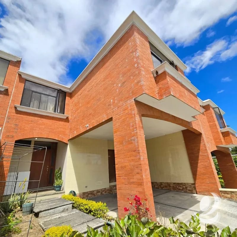 Casa en Venta cercana a Walmart de San Cristóbal, — Casa en Venta en Zona 8 Mixco, Guatemala, Ciudad — foto 1 de 8