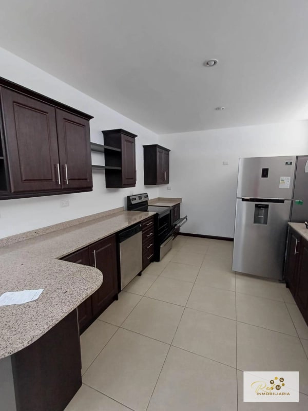RENTA, AMPLIA CASA DE TRES NIVELES,  CAES, CONDOMINIO Km.9 - 10