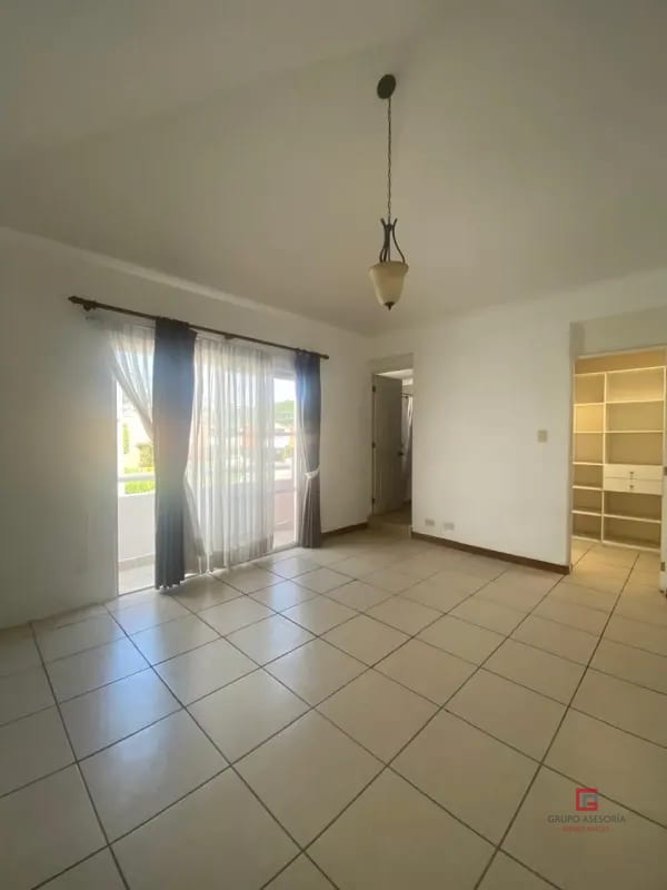 Hermosa casa en venta en Jardines de San Cristóbal zona 8 de Mixco — Casa en Venta en Jardines de San Cristóbal, Zona 8 Mixco, Guatemala, Ciudad — foto 2 de 9