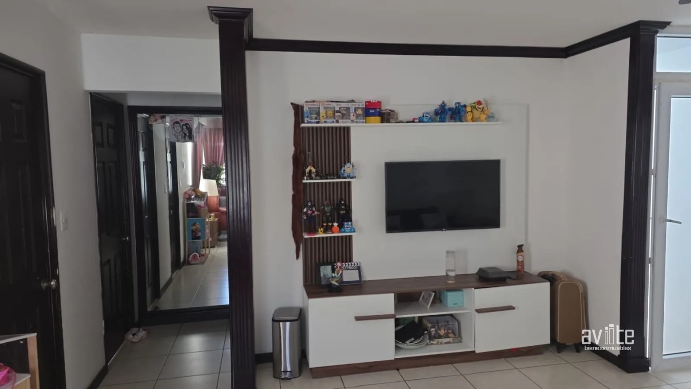 Casa tipo Navarra en venta, dentro de Alameda Norte    Q2,900,000 más impuestos - 4