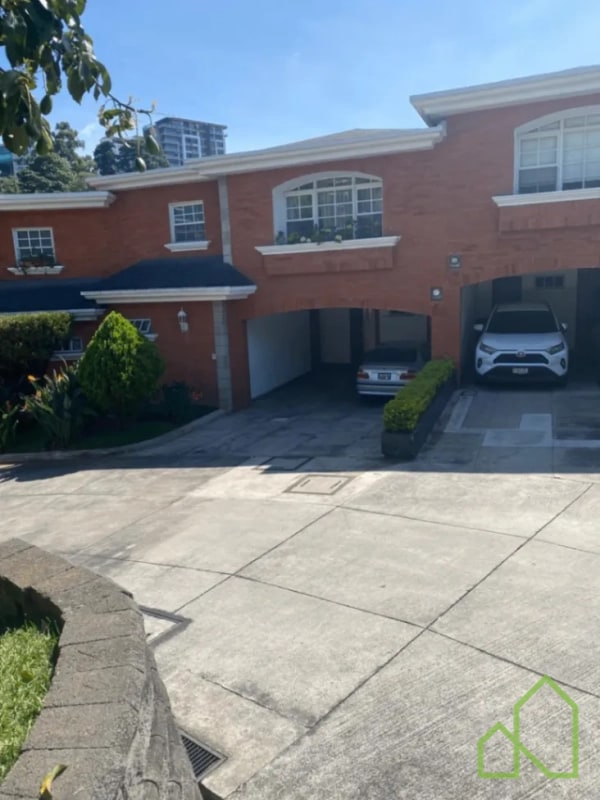 En Venta Linda Casa en Jardines de Vista Hermosa, VHII, zona 15 - 3