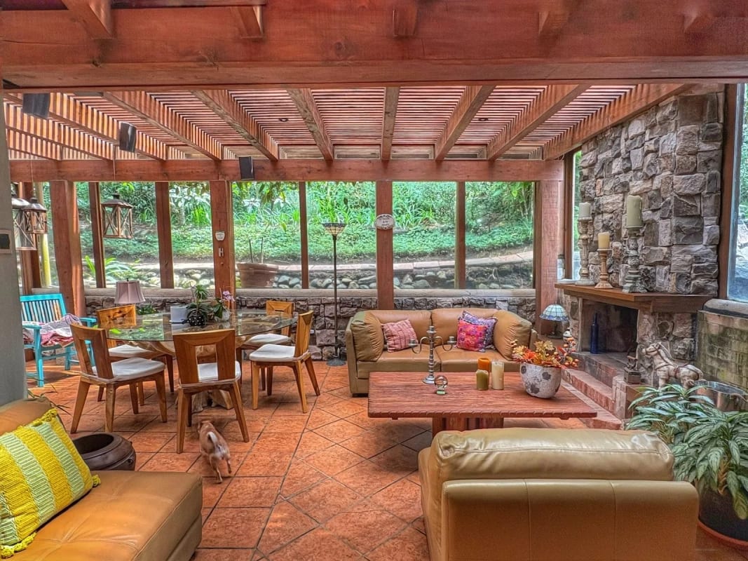 HERMOSA CASA EN RESIDENCIALES LA CRUZ — Casa en Venta en Santa Catarina Pinula, Guatemala, Ciudad — foto 1 de 11
