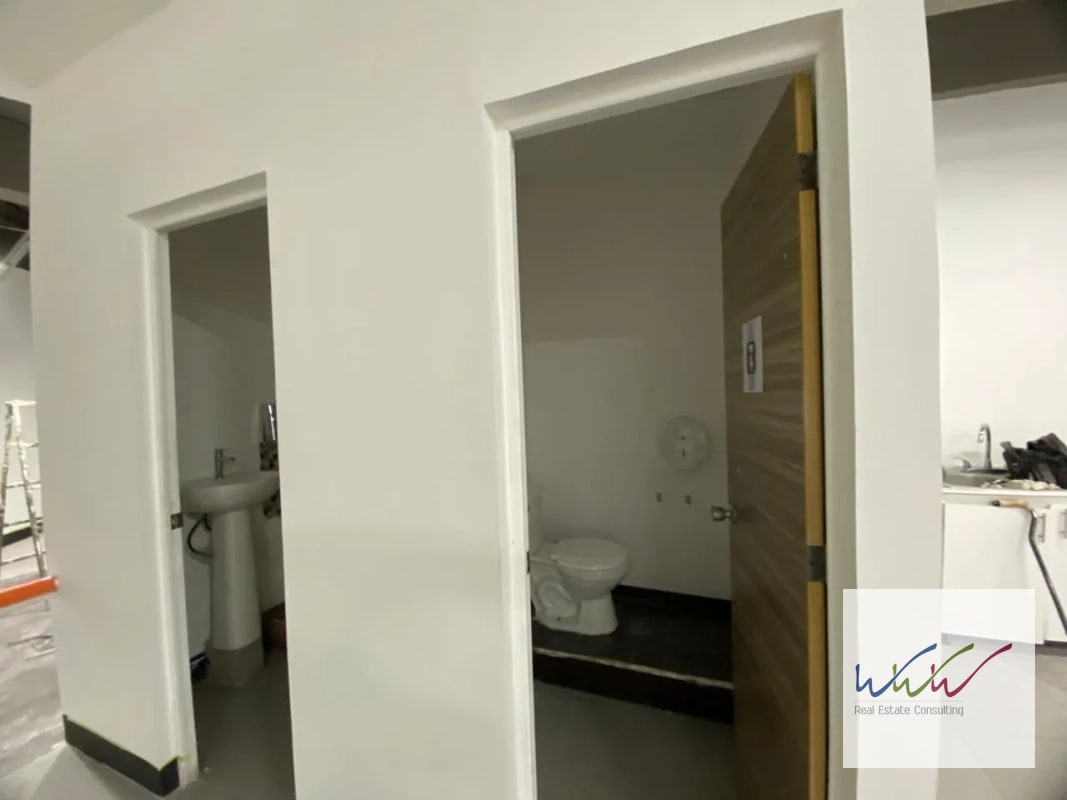 Rento Local Comercial de 208m2 en Design Center, Zona 10 - 2