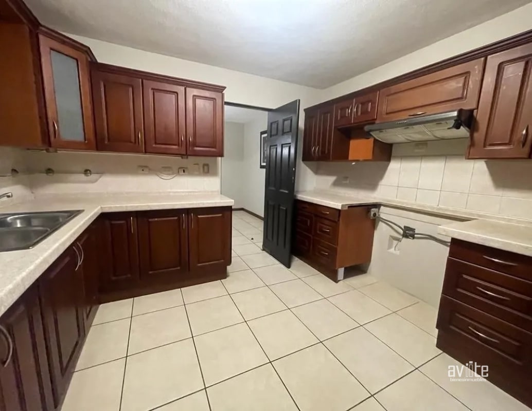 CONDADO NARANJO.   Casa tipo Solana en venta, dentro de Alameda Norte $425,000 - 6