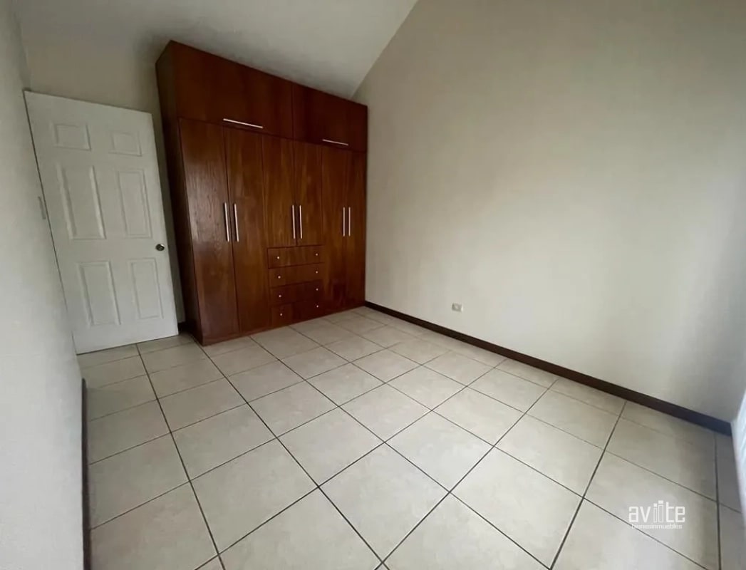 CONDADO NARANJO.   Casa tipo Solana en venta, dentro de Alameda Norte $425,000 - 8