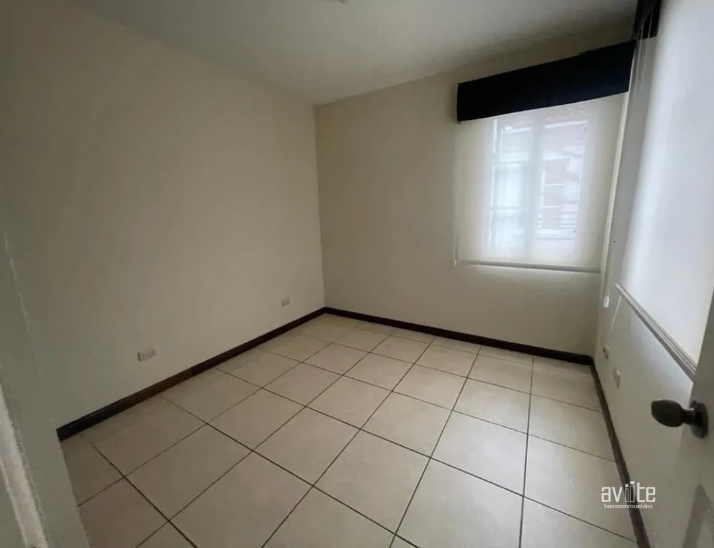 CONDADO NARANJO.   Casa tipo Solana en venta, dentro de Alameda Norte $425,000 - 11