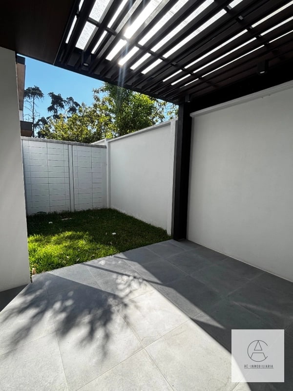 Casa en renta en Molie, zona 10 - 11