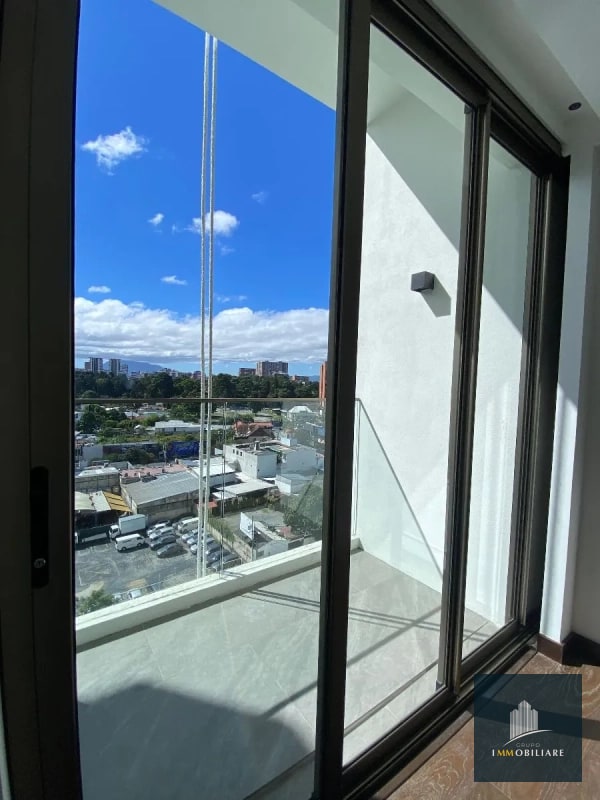 Apartamento con balcón en renta zona 10 edificio Atarah - 12